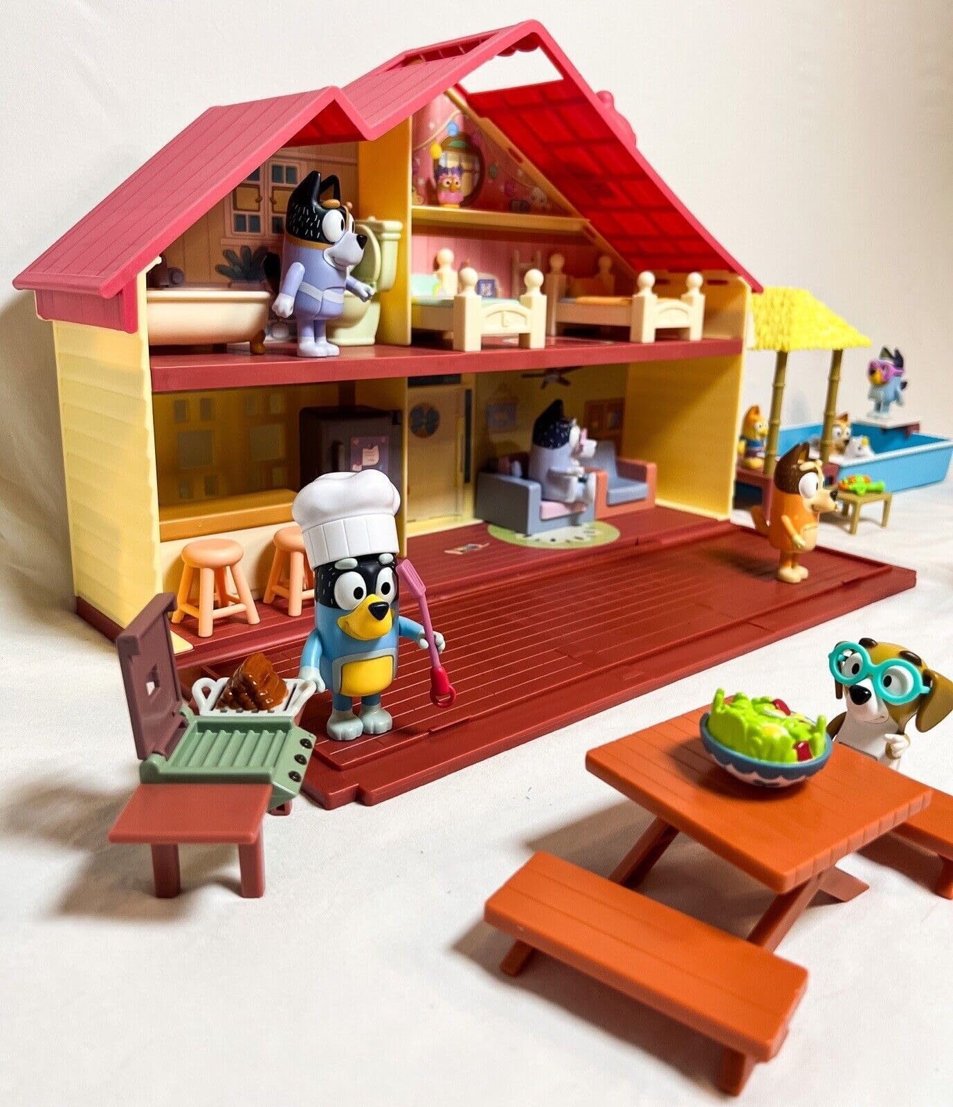 Bluey figures set features 14 characters for dynamic role-play.