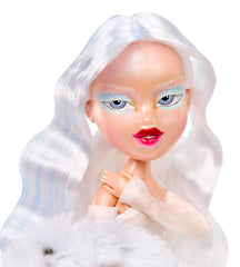 Bratz Frosty Nightz Cloe blue rose ice purse enhances styling.