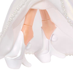 Bratz Frosty Nightz Cloe white ponytail completes the icy silhouette.
