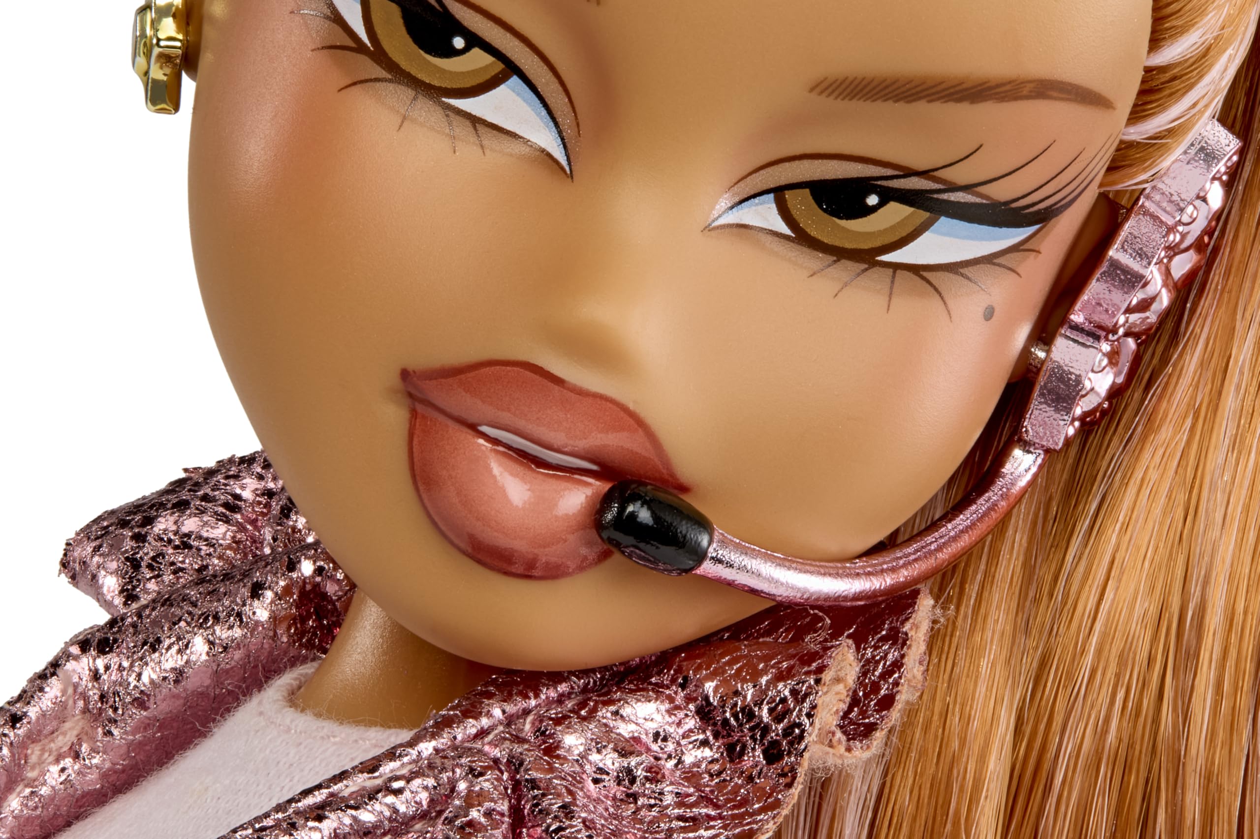 Bratz Pop Starz Yasmin headset microphone enhances stage role-play.