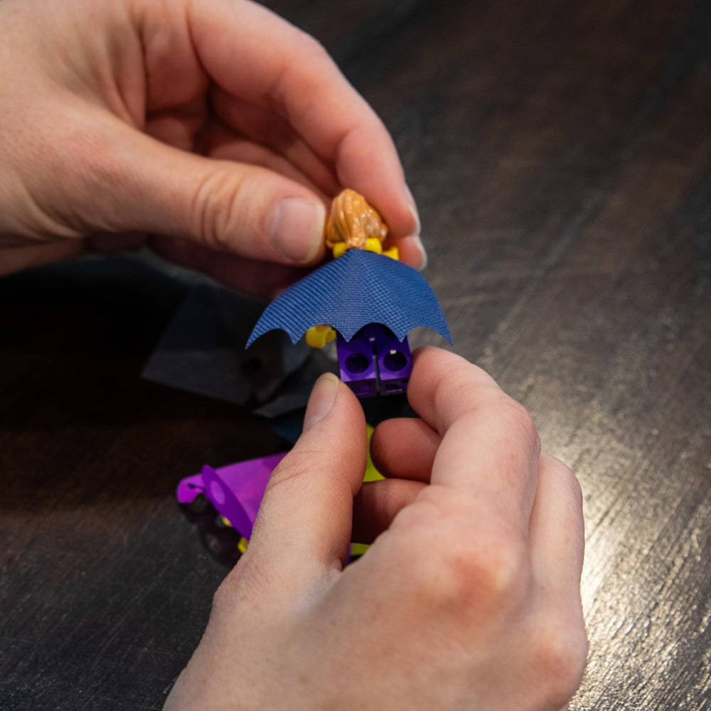 Brick Loot green cape for minifigures supports diverse ensemble building and storytelling