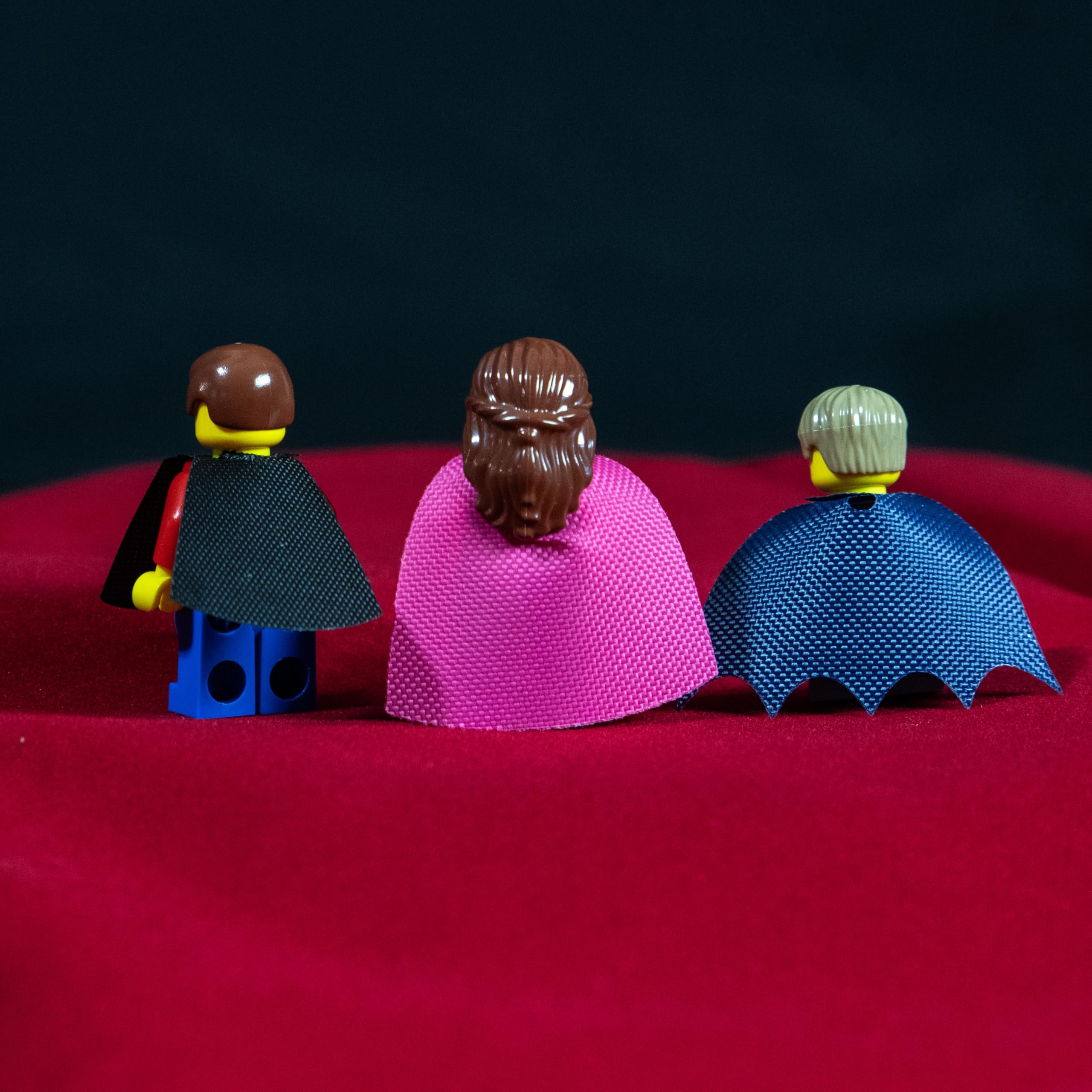 Brick Loot multicolor cape set helps assemble unique heroes across stories and displays