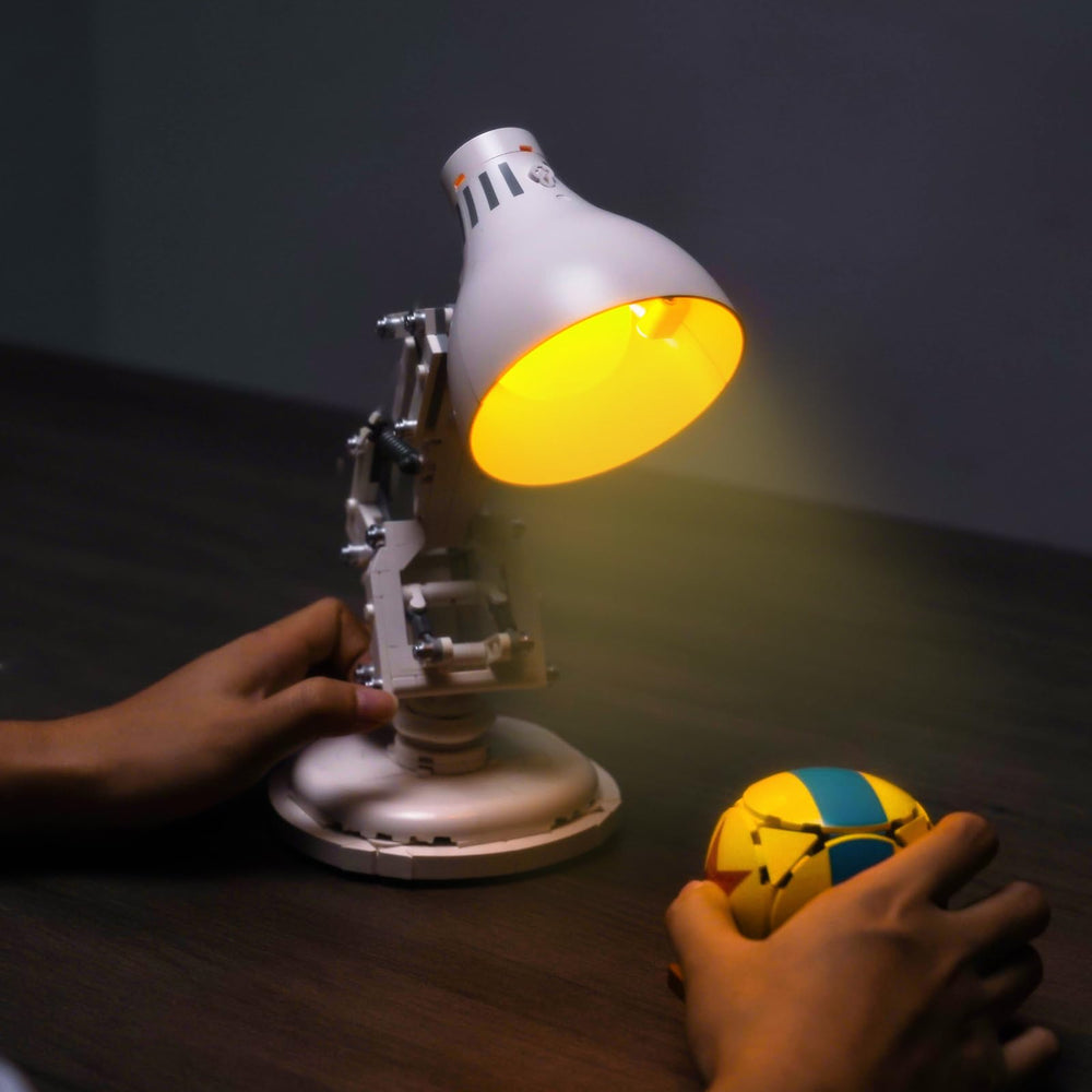 Brickshining Luxo Jr. supports AAA batteries for flexible, cordless placement.