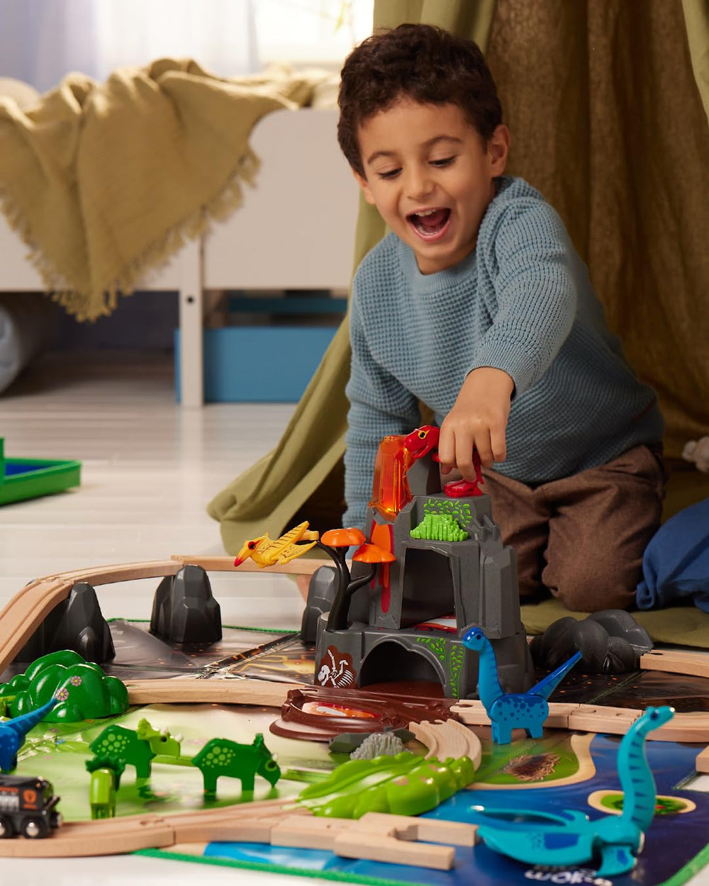 BRIO scenic pieces add realistic landscapes to any BRIO layout.