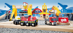 BRIO cranes lifting cargo for interactive loading in the Deluxe set
