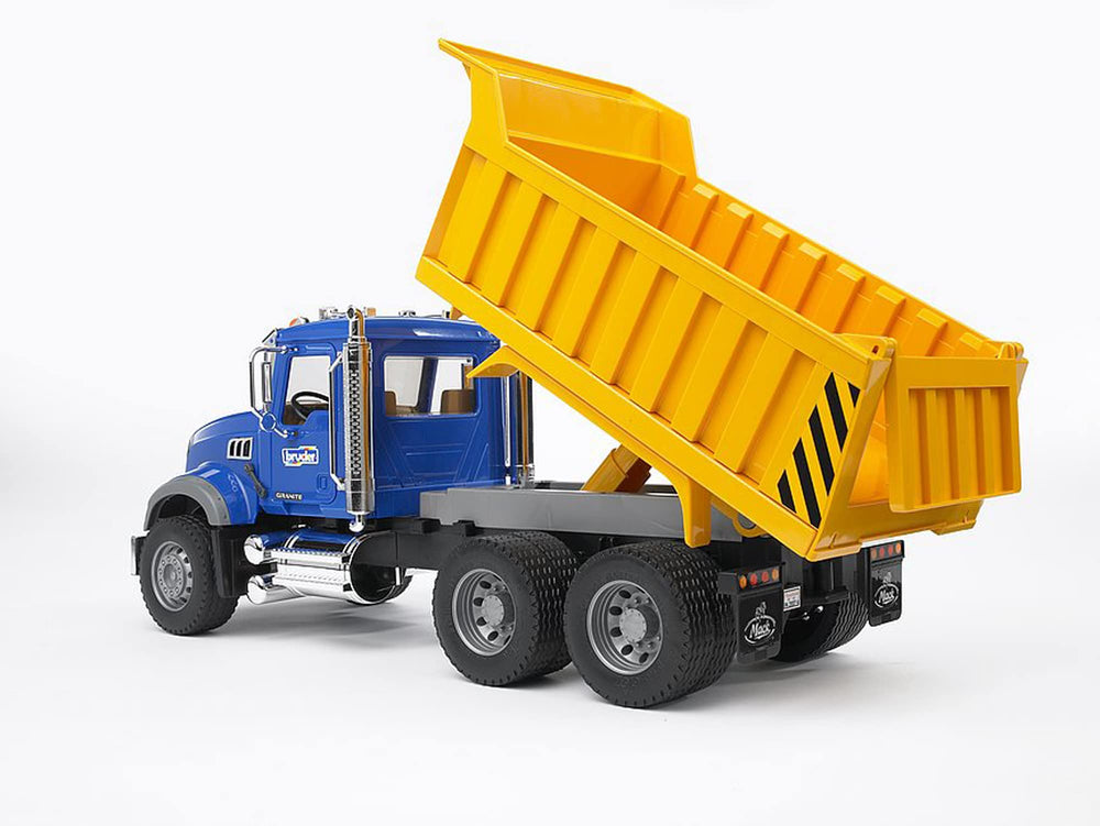 Bruder Mack Granite folding mirrors for compact, true-to-life visuals.