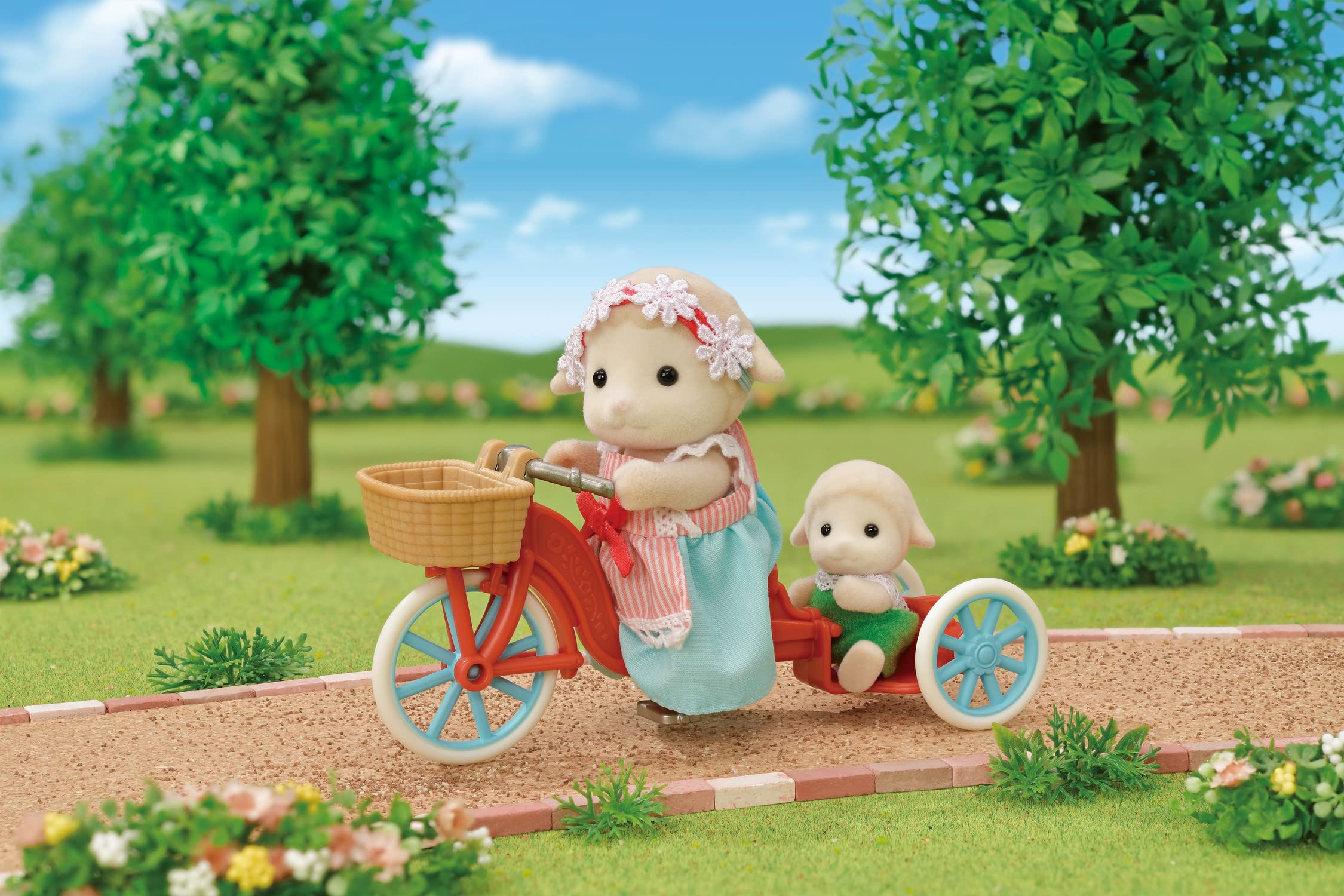 Calico Critters Popcorn Muffins add playful snack accessories to the set.
