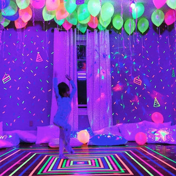 CEAGGDY glow balloons decorating garden or porch areas