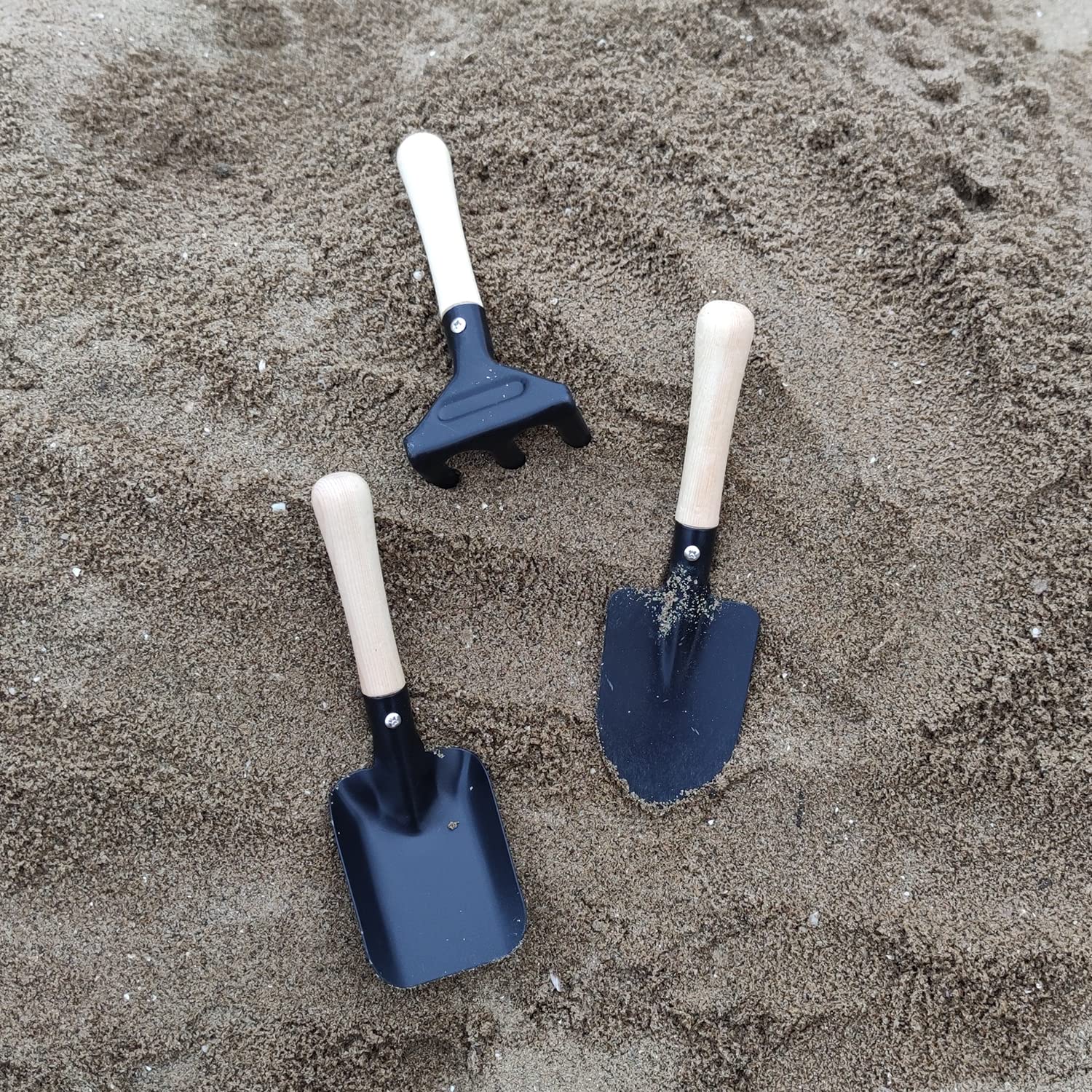 CHEERBANK real wood handle provides comfortable grip for small hands.