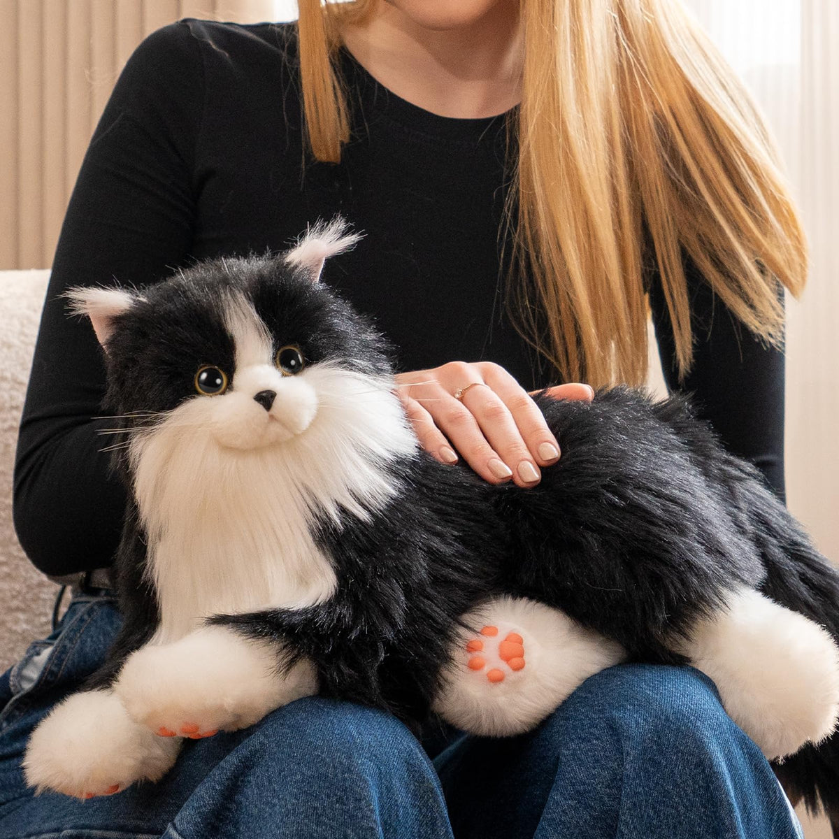 Chongker robot cat close-up shows black soft fur for lifelike warmth and comfort.