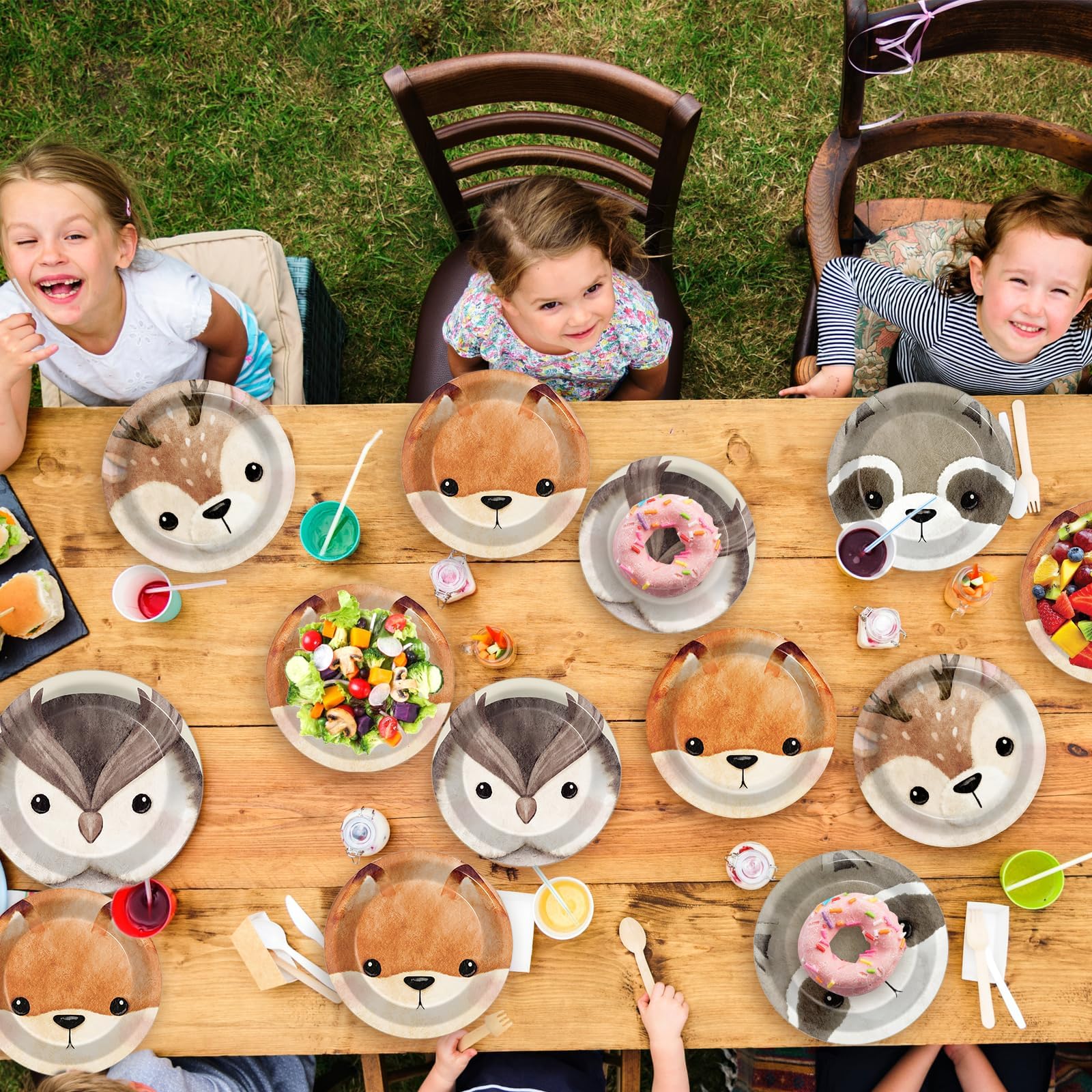 CHUNNIN forest animal designs brighten tables and inspire imagination at gatherings.