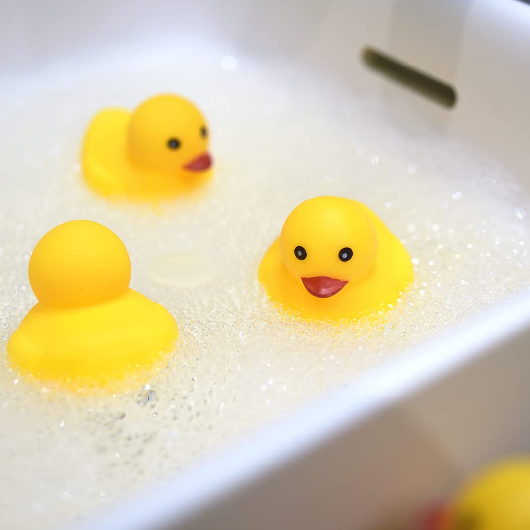 CICITOYWO ducks as party decor and cake toppers