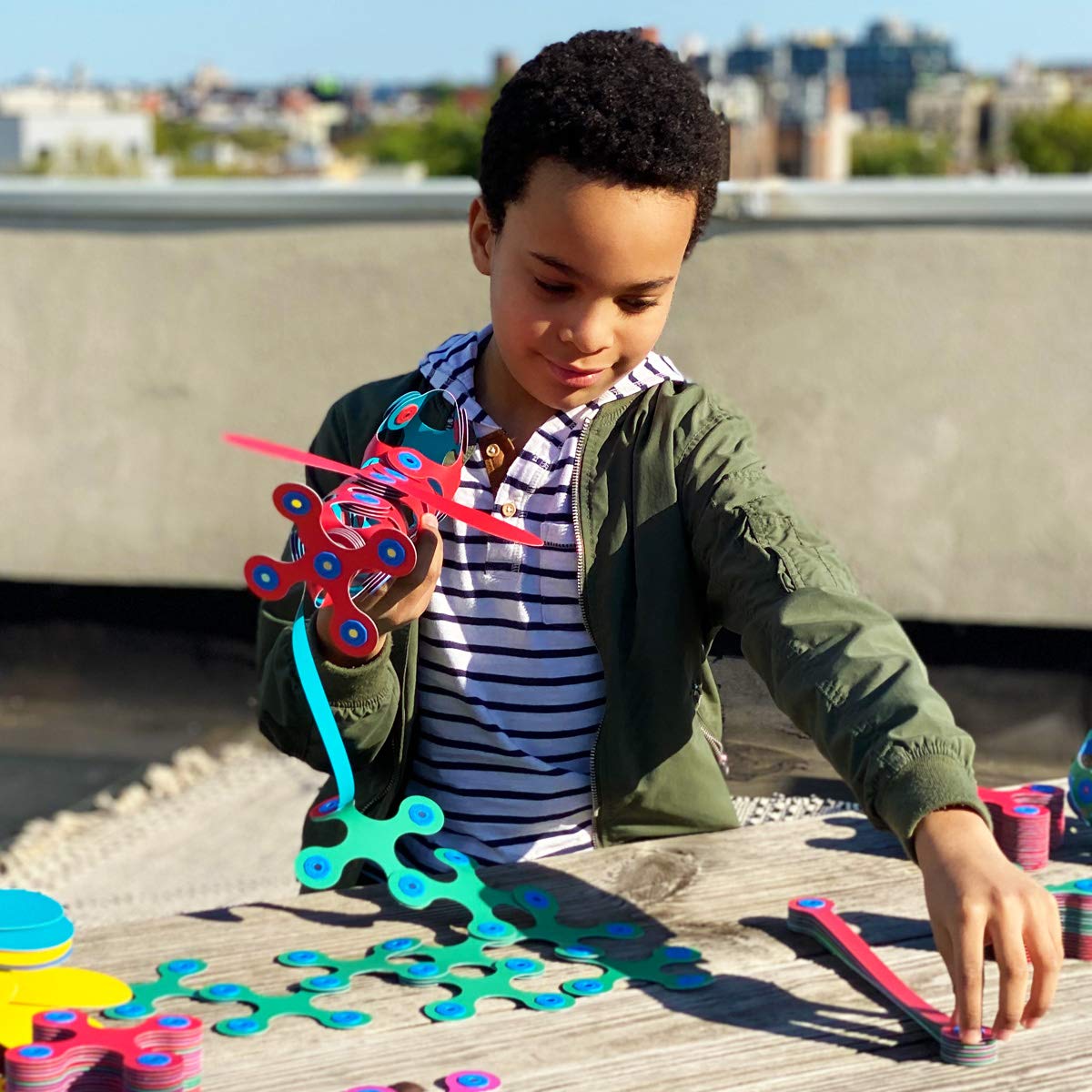 Clixo Rainbow magnetic pieces in action showing secure connections during play.