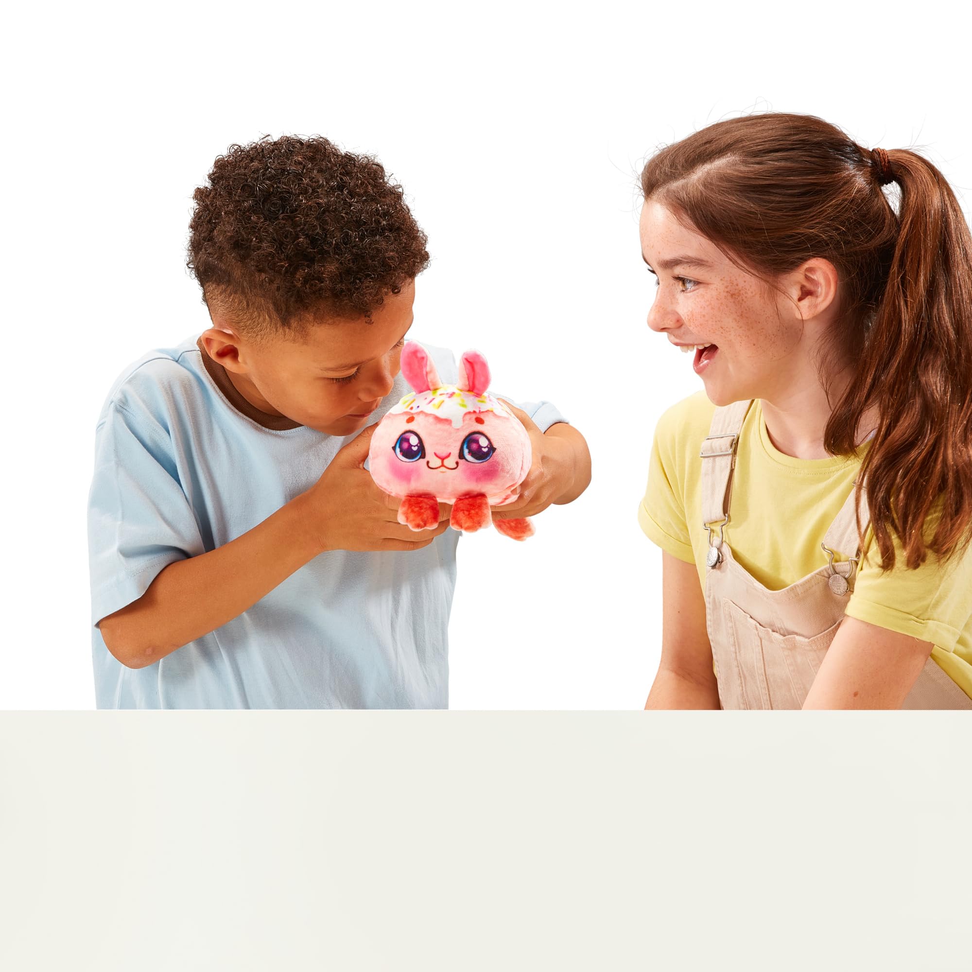 Cookeez Makery Fondant Feline plush delivers cozy, cinnamon-scented fun.