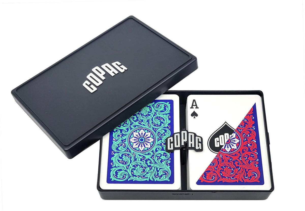 Copag 1546 Neoteric deck front in green/red with smooth plastic feel for gameplay.