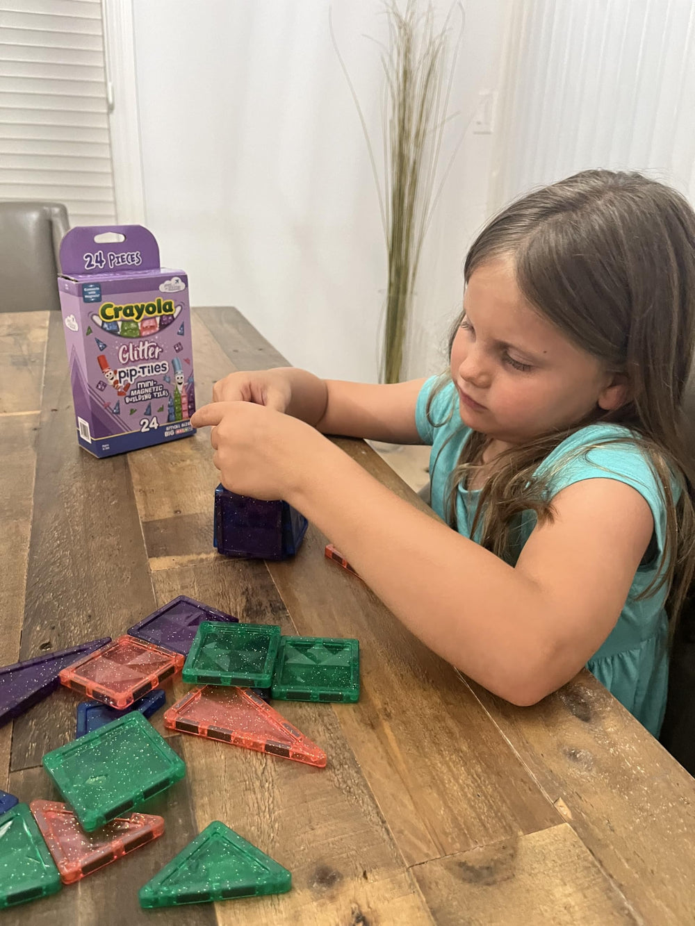 Small hands easily grip Crayola PIP-Tiles for early construction play.
