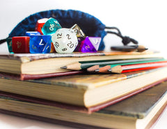 CREEBUY percentile die shows versatile use in D&D and MTG scenarios.