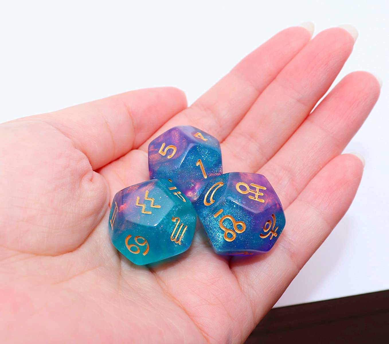 CREEBUY three-piece astrology dice set adds nebula-like charm to sessions.