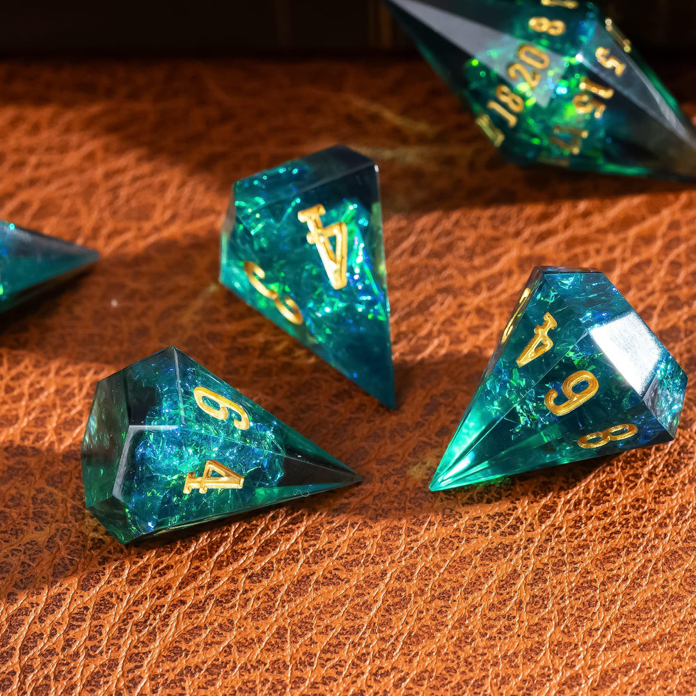 CRITALLIC Diamond DND dice set green close-up highlights sharp edges for stable rolls.