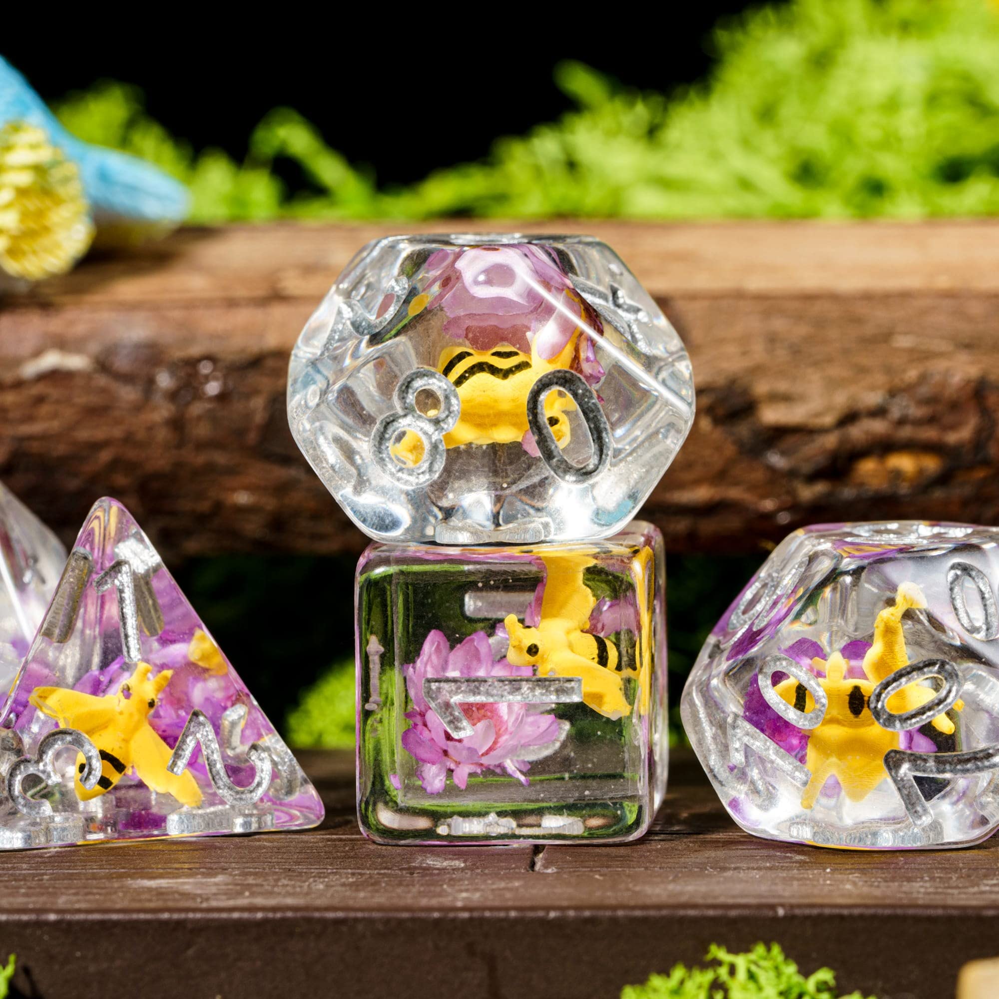Cusdie DND D10 dice with bee and flowers; easy reads during quests