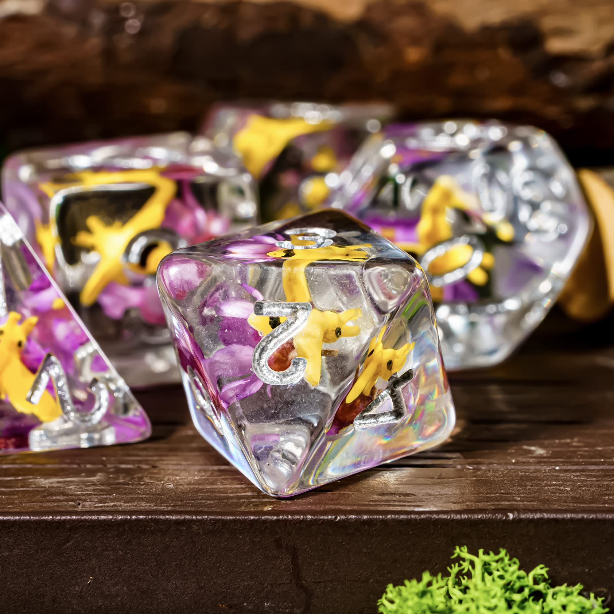 Cusdie D20 die set; bee and purple flower design sparks imagination