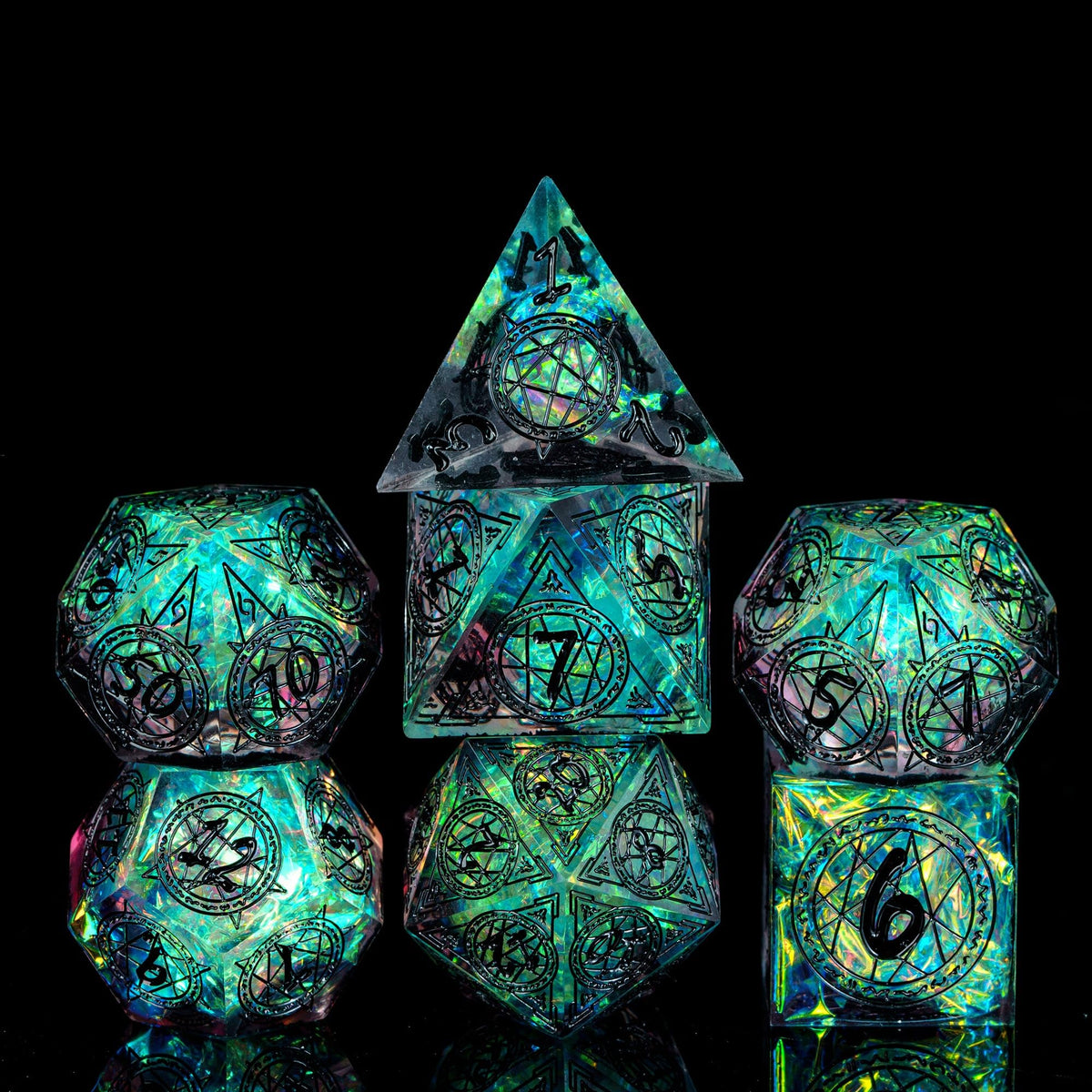Cusdie 7-die set with sharp edges for precise rolls during D&D sessions.