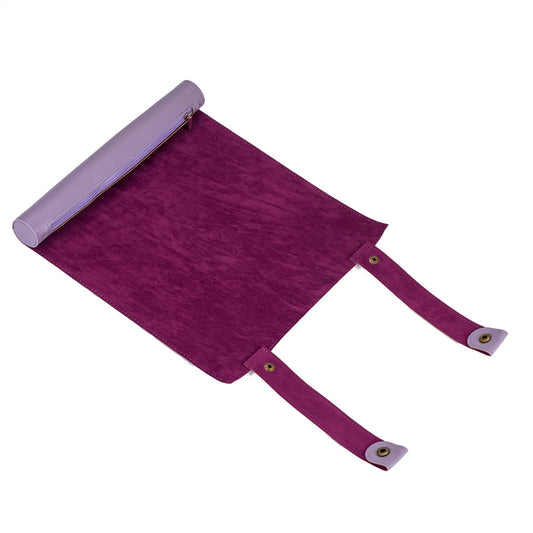 Cusdie zippered dice holder keeps dice secure during transport.