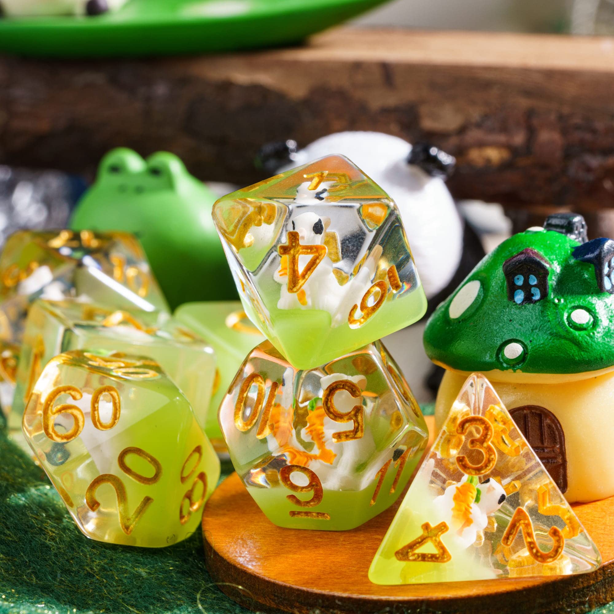 Cusdie DND dice feature easy-to-read golden numbers