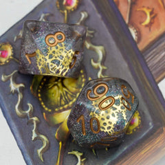 Cusdie DND dice golden-numbers-on-red alt view for quick reads