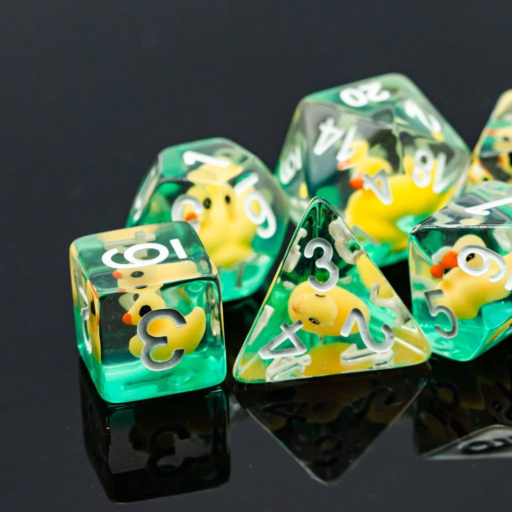 Cusdie easy-read numbers on DND dice improve quick recognition.