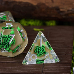 Cusdie seven-piece DND dice set on display shows the collection of shapes.