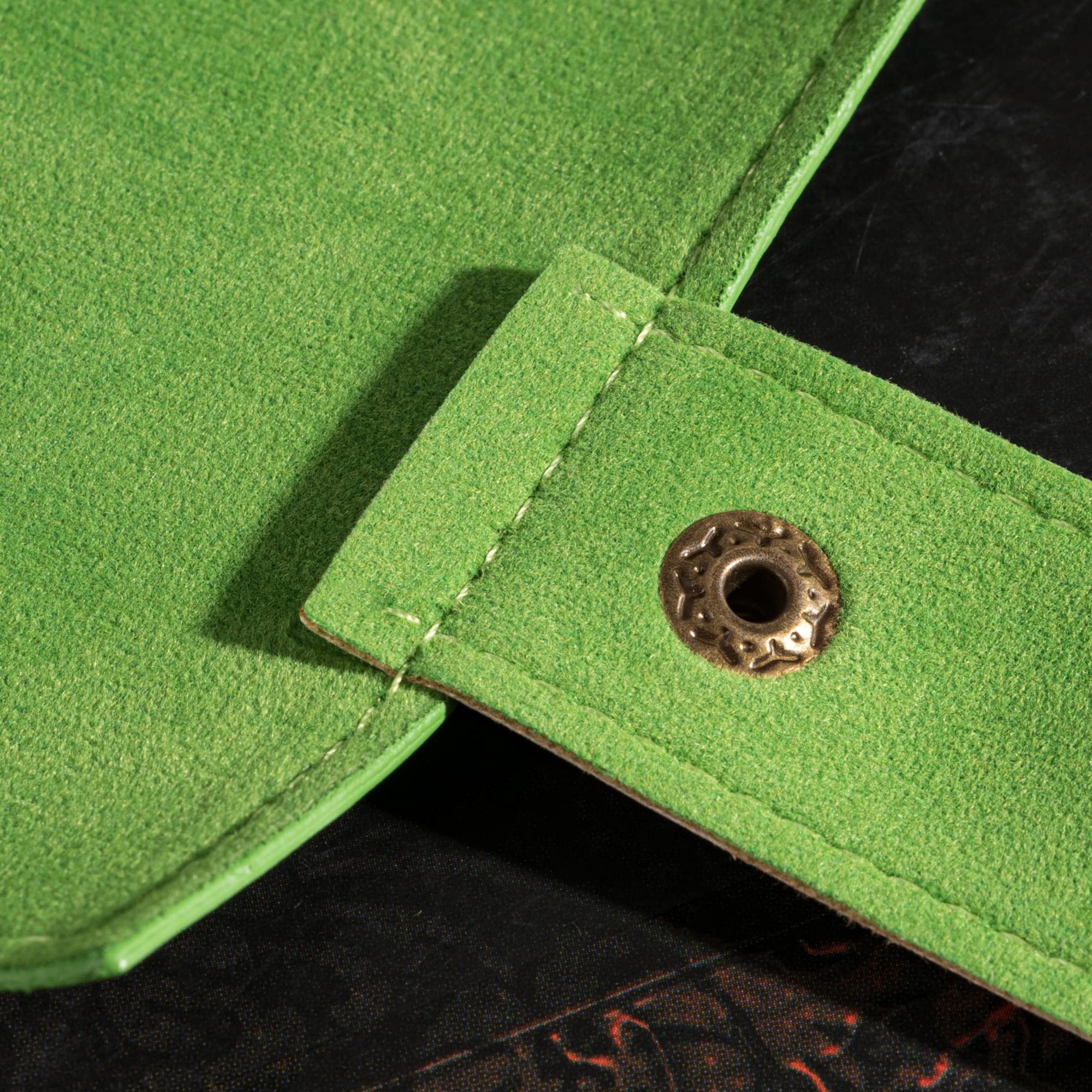 Cusdie pencil holder integrated with the tray for notes during games.