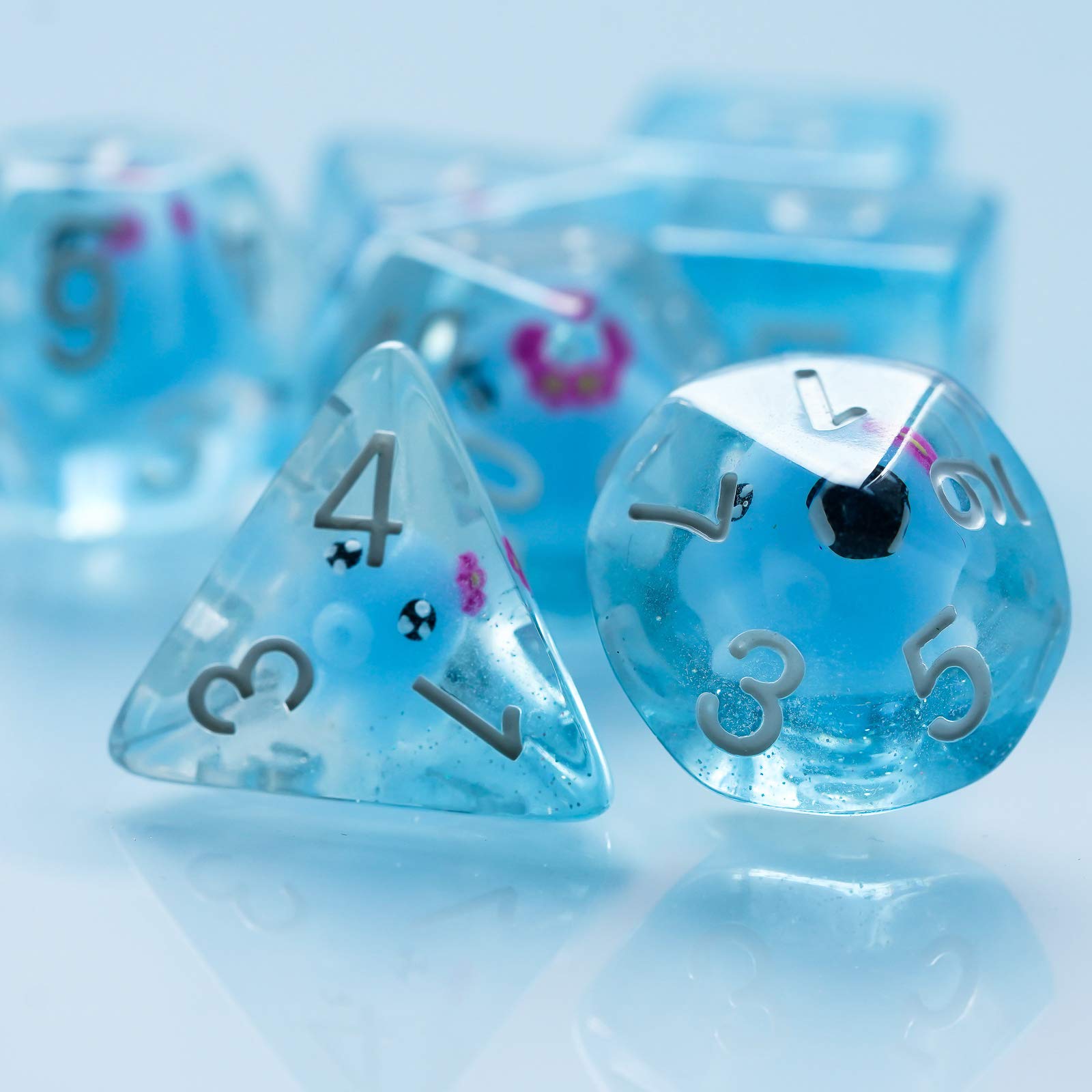 Cusdie polyhedral-dice-high-contrast-numerals for fast in-game reads.