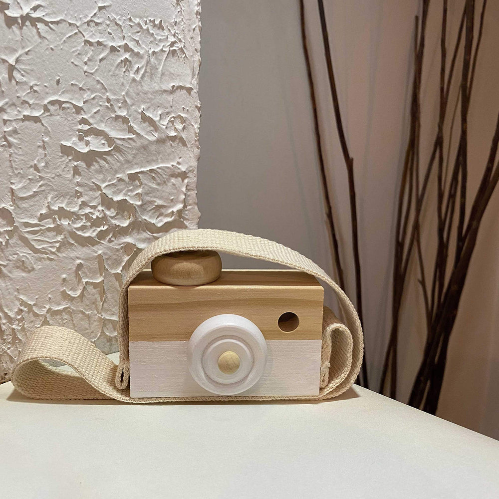 Cynzia pretend-play camera prop encourages storytelling and role play.