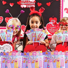 Decodinli comprehensive Valentine’s stationery set for school celebrations.