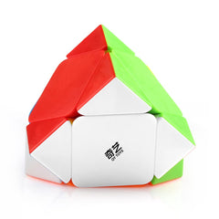 D-FantiX QYTOYS Qicheng Skewb turning action demonstrates fast, stable rotation without jamming.