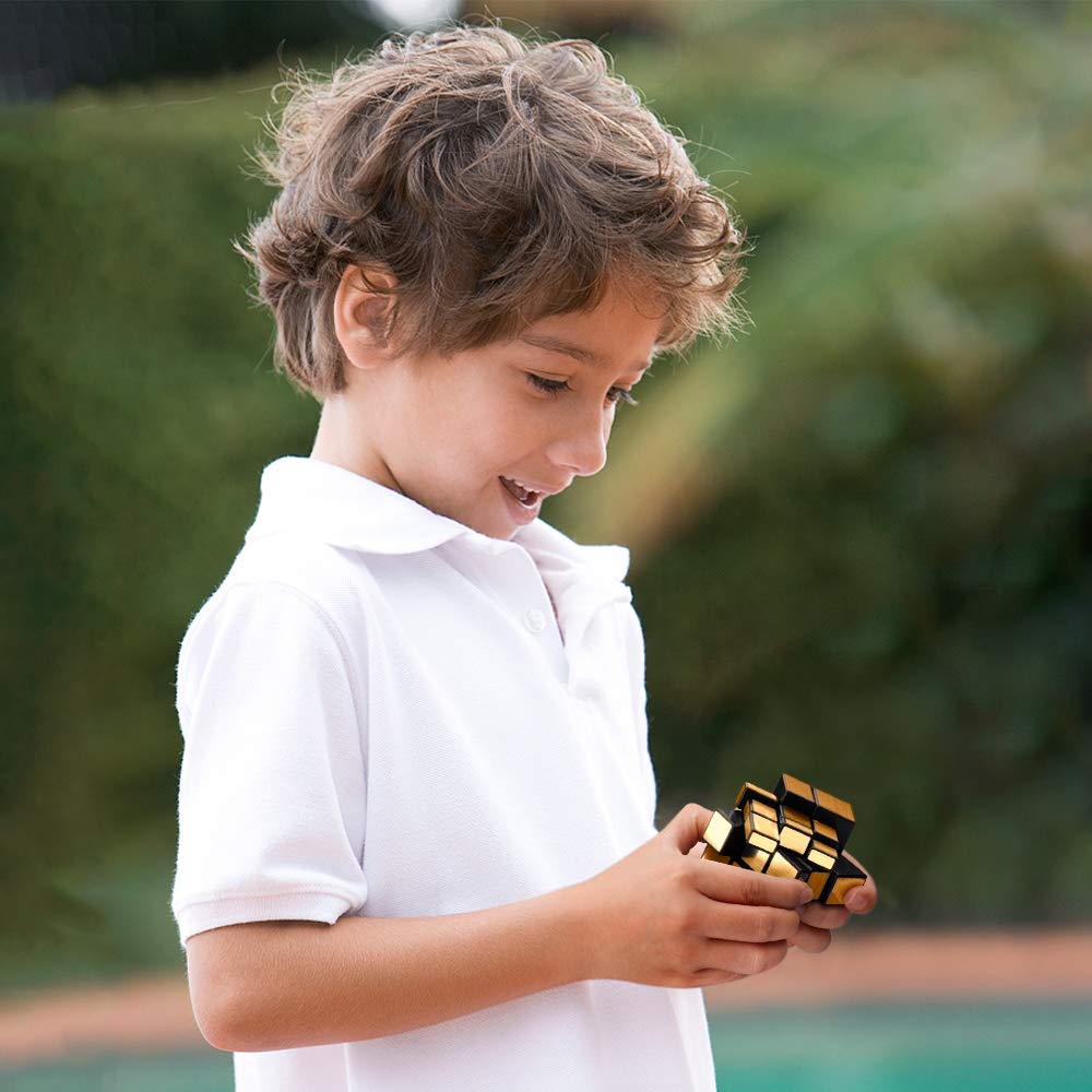 D-FantiX Shengshou Mirror Cube on desk, stable turns and focus-ready.
