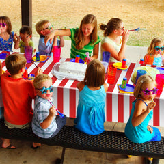 Dimglujeap red and white striped table cover brightens tables for birthday gatherings.
