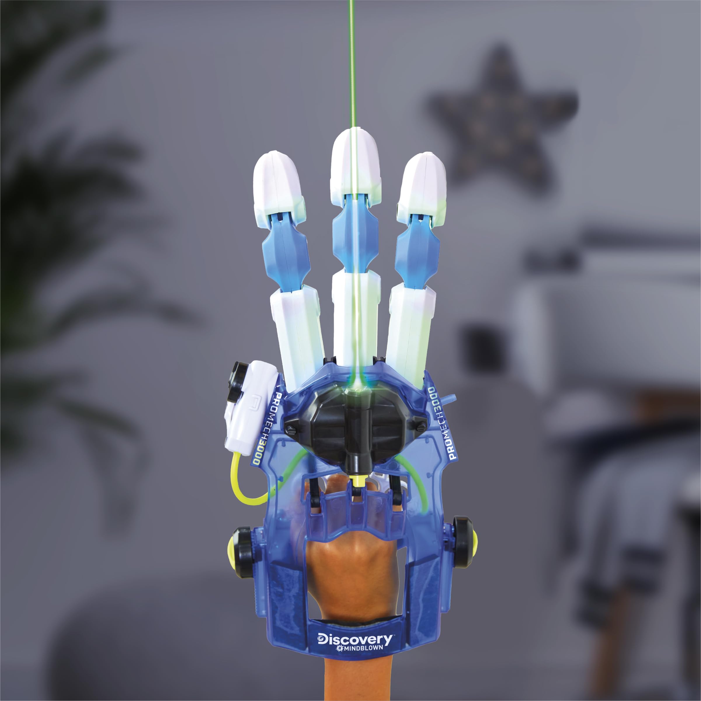 Discovery Kids bionic hand hydraulics and pulleys demonstrate mechanical principles
