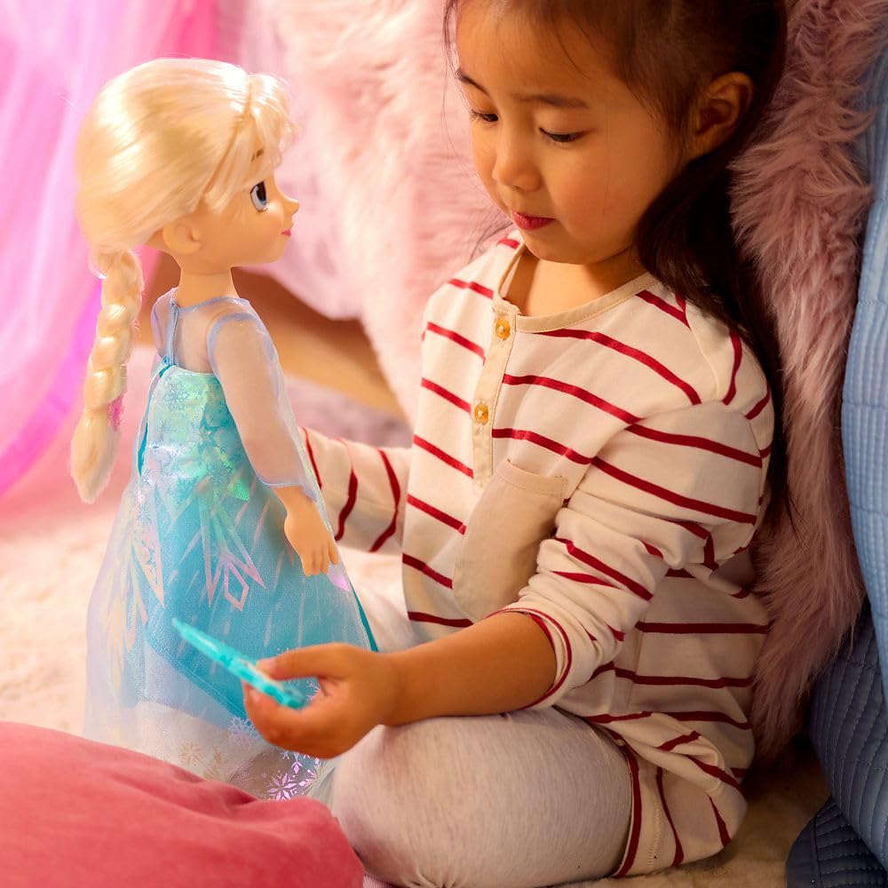 Disney Store Elsa eyes close-up with 3D pupil for lifelike charm