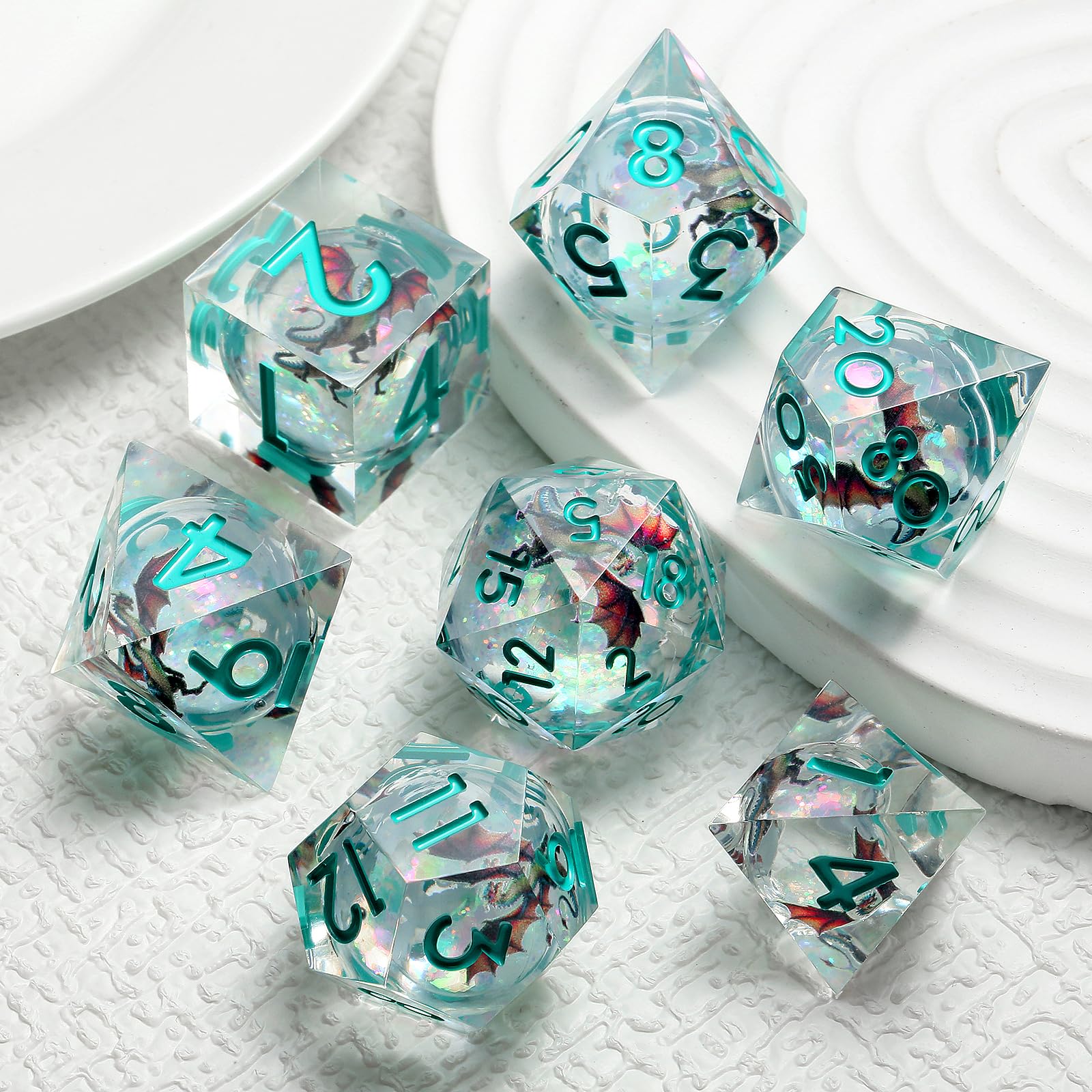 DNDND Shinny Liquid Core D20 dice present luminous visuals for dramatic outcomes.