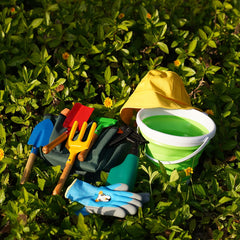 Doiaz Kidz apron keeps kids clean while tending plants.