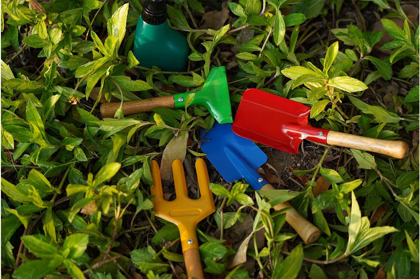 Doiaz Kidz Gardening Tool Set gloves protect tiny hands while exploring soil.