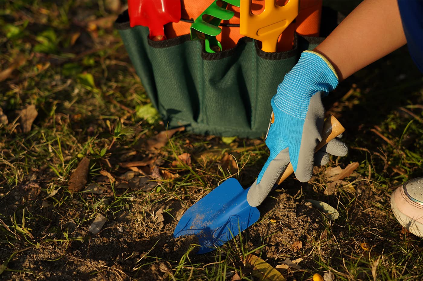 Doiaz Kidz Gardening Tool Set trowel offers precise digging with kid-friendly grip.