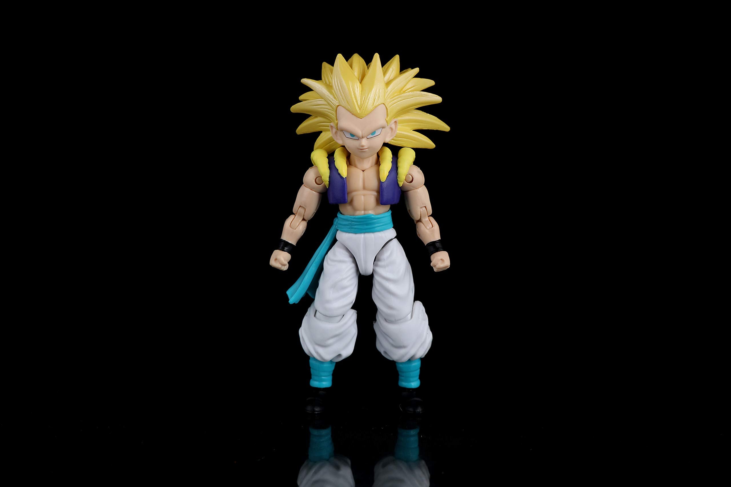 Dragon Stars Super Saiyan 3 Gotenks articulation-20-points, ready for dynamic poses and action scene recreations.