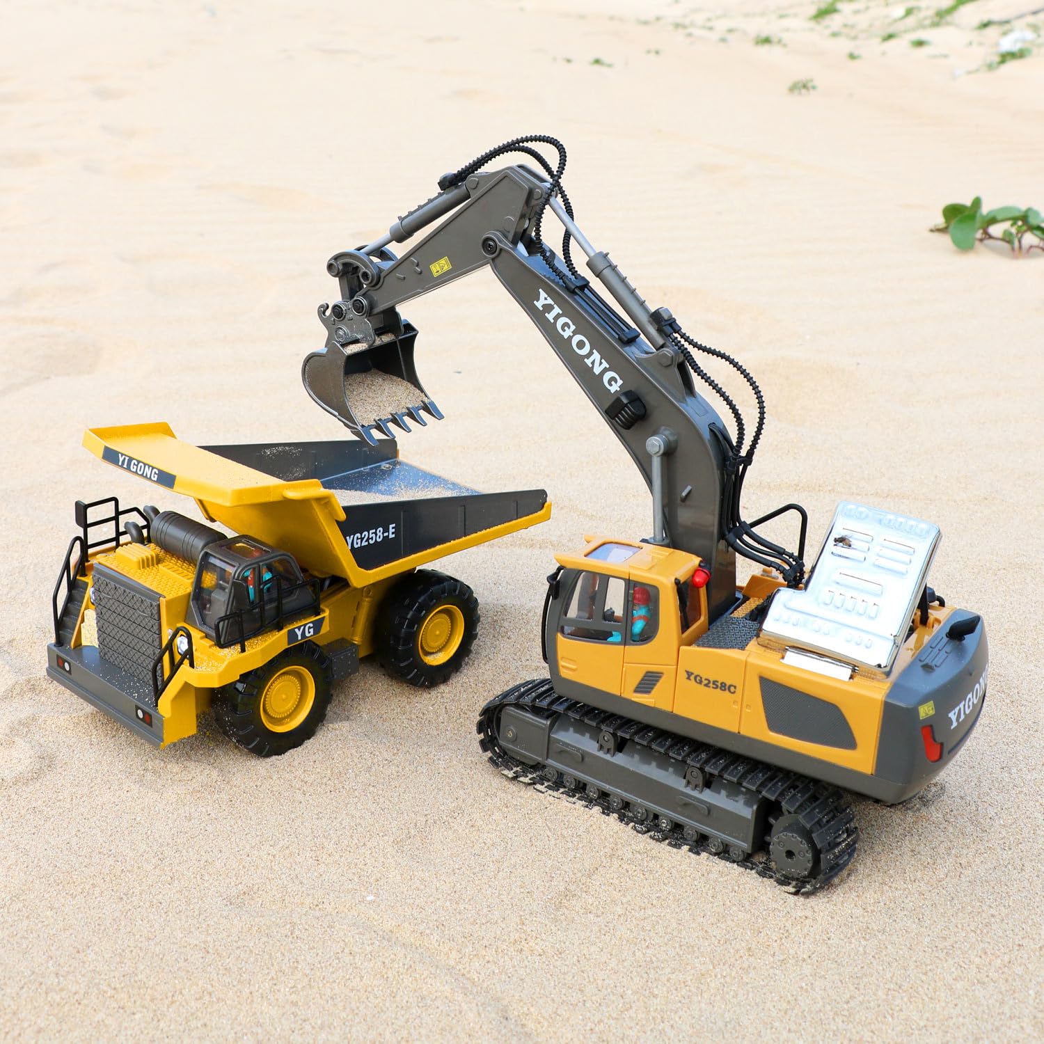 Dwi Dowellin cab rotates for dynamic digging and maneuvering.