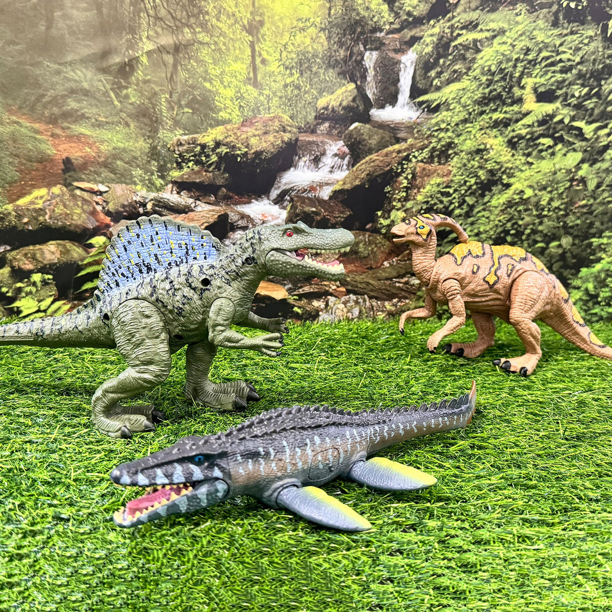 EKU EASYKU Spinosaurus movable head for dynamic action play.