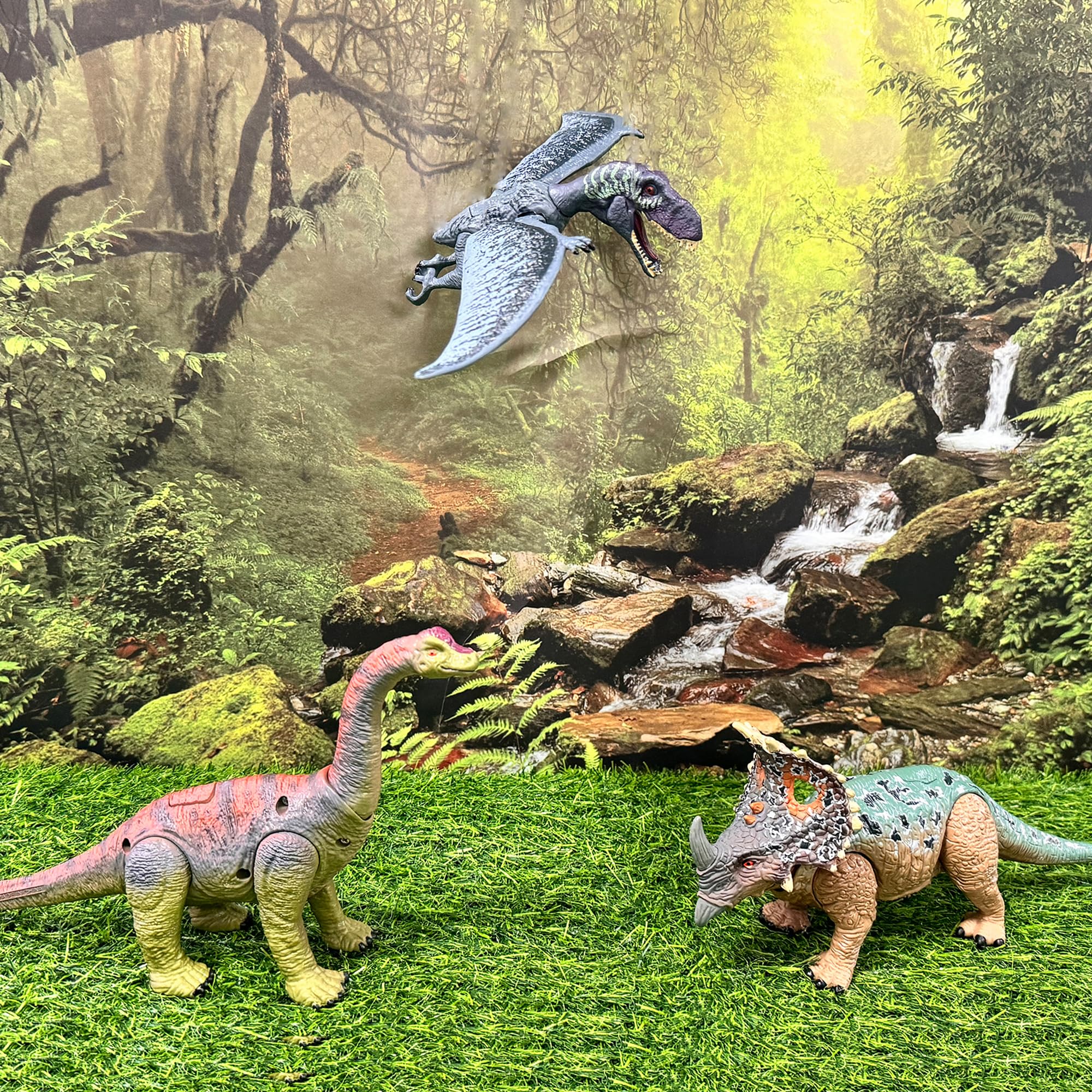 EKU EasyKU wing-flapping Pterodactyl for dynamic Jurassic play