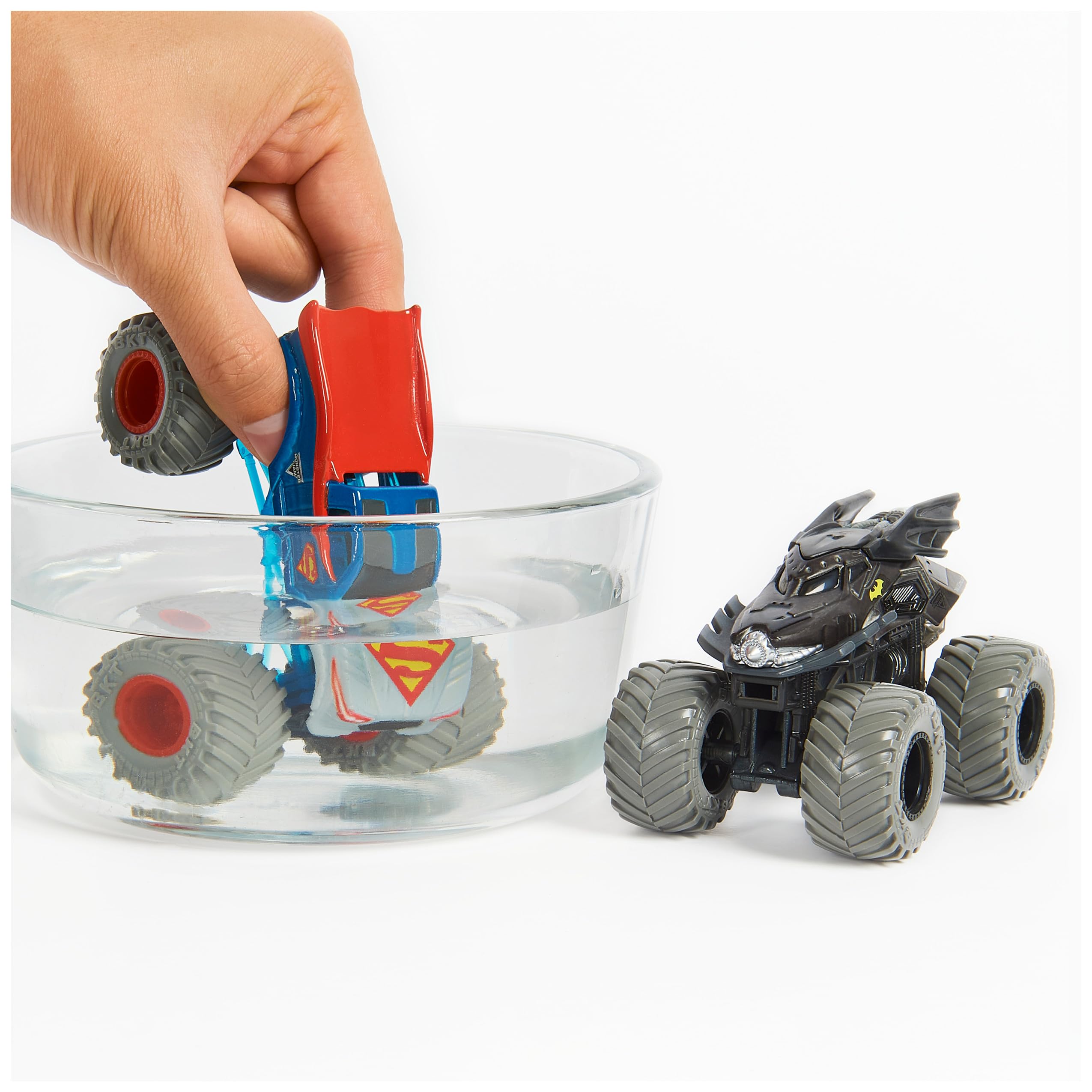 El Toro Loco versus Cyclops color-changing action with realistic wheels and chassis.