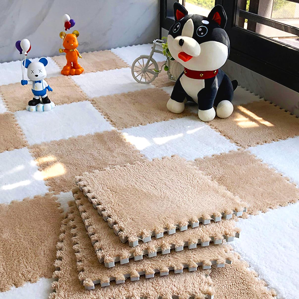 Eluleegc baby playing on mats shows a safe cushioned play area